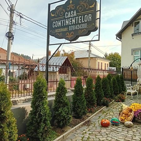 Отель Casa Continentelor Кымпулунг Экстерьер фото